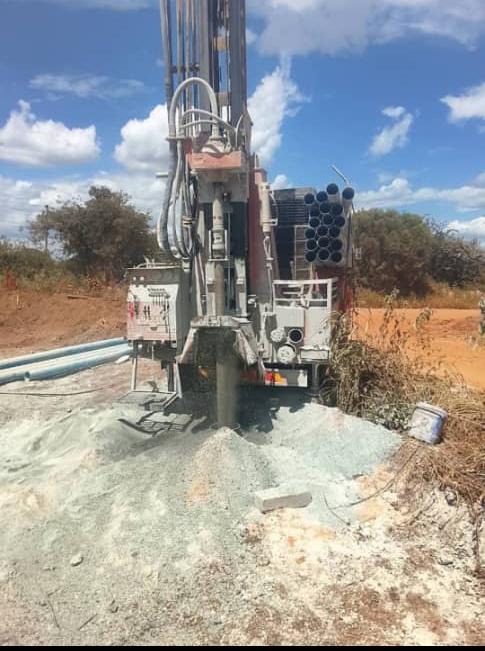 Borehole drilling rig active drilling site